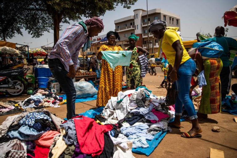 Vendedores pagam para “os bolsos” de alguém no maior mercado da Guiné-Bissau