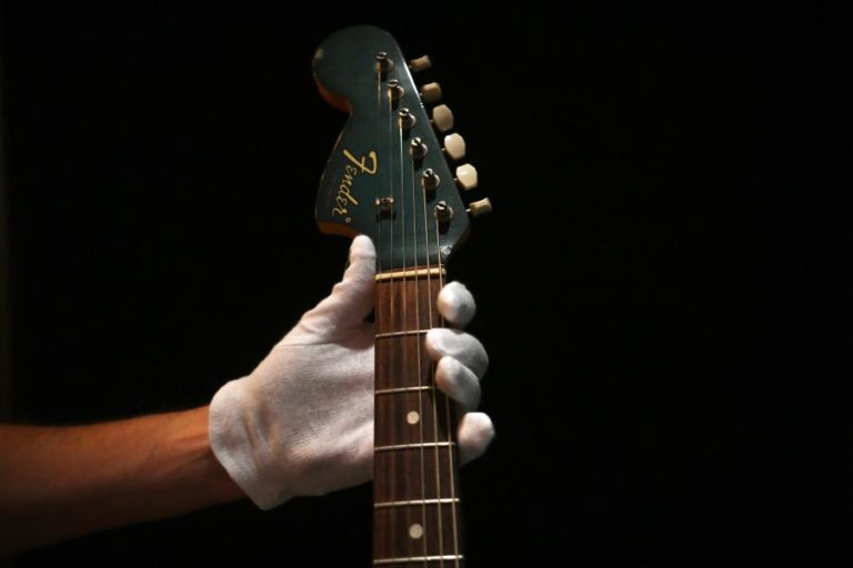 Última guitarra de Kurt Cobain leiloada por cerca de 1,3 milhões de euros