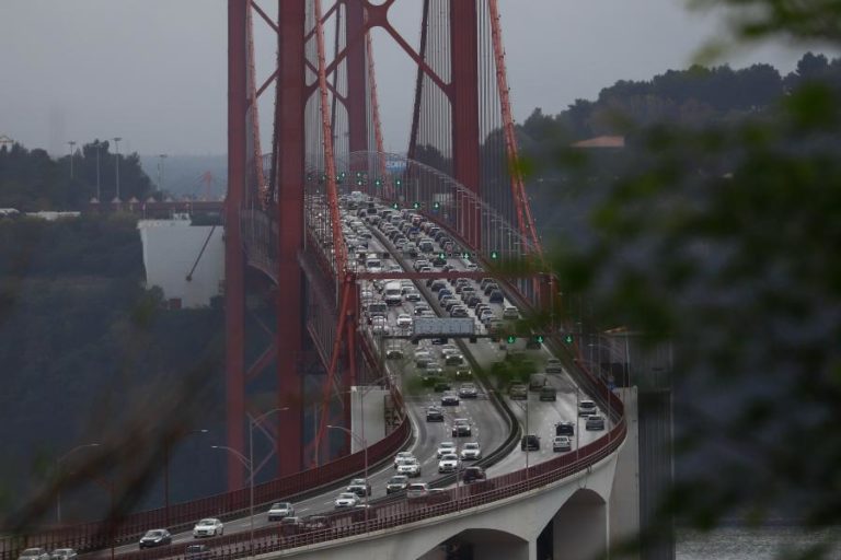 Ponte 25 de Abril com limitações de velocidade devido ao vento