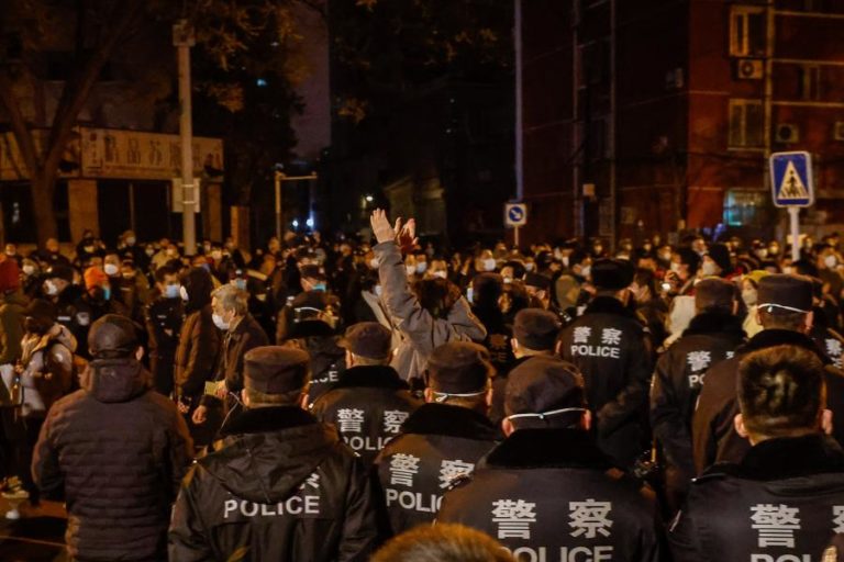 Manifestantes contra política ‘zero covid’ na China continuam detidos após um ano