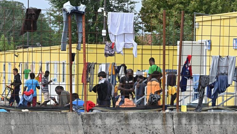 Itália vai construir na Albânia centros para migrantes resgatados