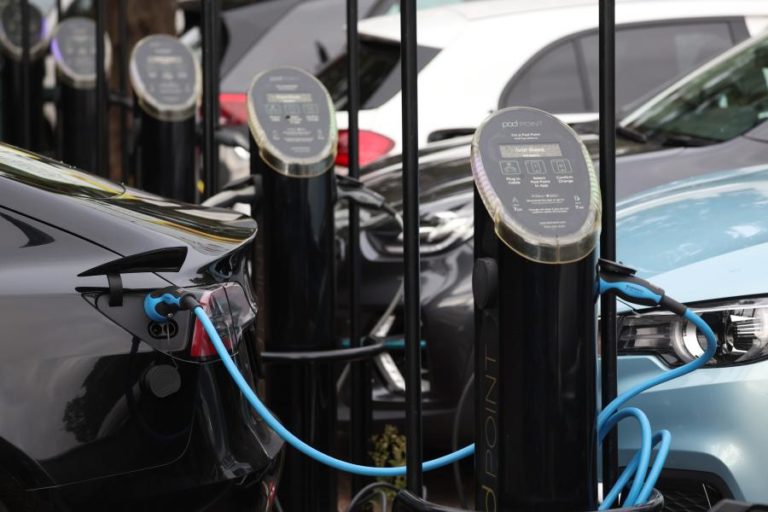 Elétricos e híbridos valem 42% das importações e 26% das exportações de automóveis na UE