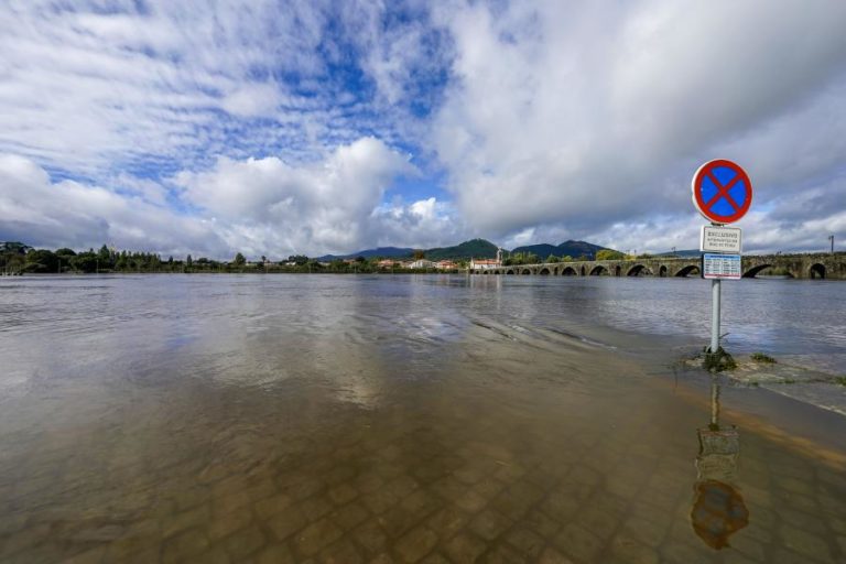 Sete distritos sob aviso vermelho entre hoje e sexta-feira devido a agitação marítima