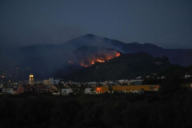 Incêndio em Espanha já retirou 800 pessoas de casa e vento forte dificulta combate
