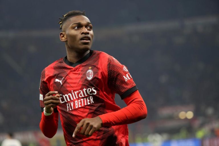 AC Milan confirma lesão de Rafael Leão e jogador deve falhar jogos de Portugal