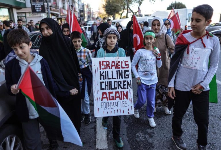 Milhares formam cordões humanos na Turquia em protesto contra ataques na Faixa de Gaza