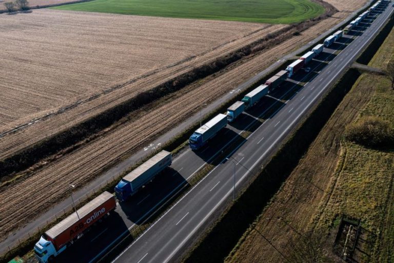 Bruxelas contesta bloqueio de camionistas polacos na fronteira com a Ucrânia