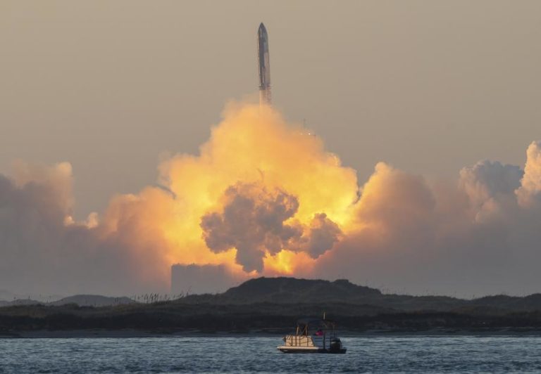 Mega foguetão de Elon Musk volta a explodir minutos depois do lançamento