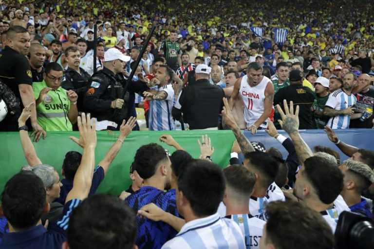 Brasil-Argentina começou atrasado devido a confrontos nas bancadas
