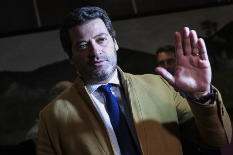 André Ventura critica “desfile sofrível de personalidades” no congresso do PSD