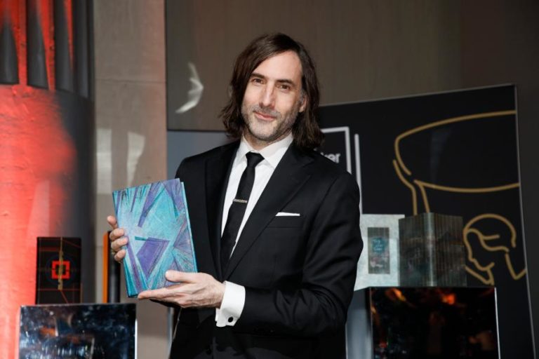 Livro “Prophet Song” passado numa Irlanda em ditadura vence prémio Booker