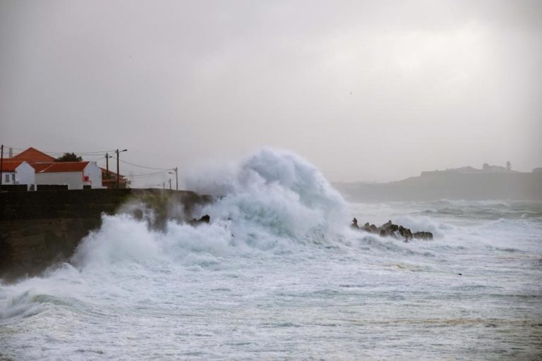 Açores com avisos amarelos por causa de precipitação e agitação marítima