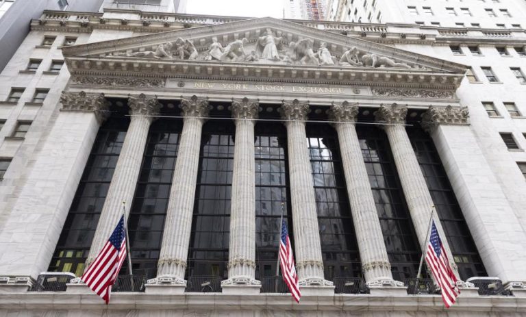 Wall Street fecha em alta no nível mais elevado desde março de 2022