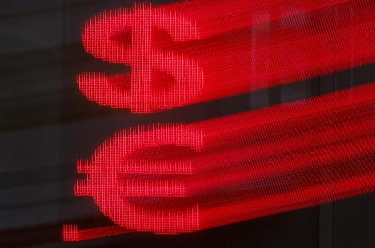 Euro cai e fica abaixo da barreira dos 1,08 dólares