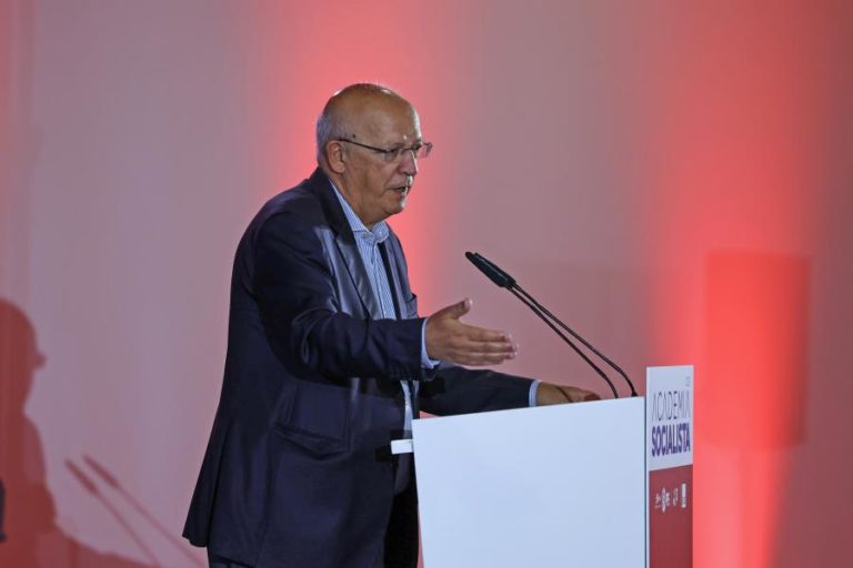 Augusto Santos Silva diz que Carneiro é melhor para “combater populismos”