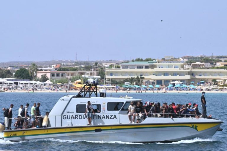 Mais de 155 mil migrantes desembarcaram nas costas de Itália em 2023