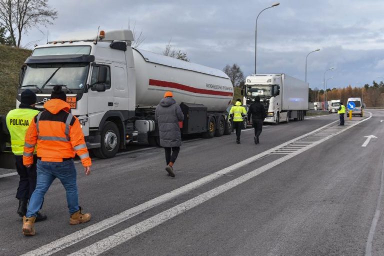 Camionistas polacos voltam a bloquear fronteira com a Ucrânia