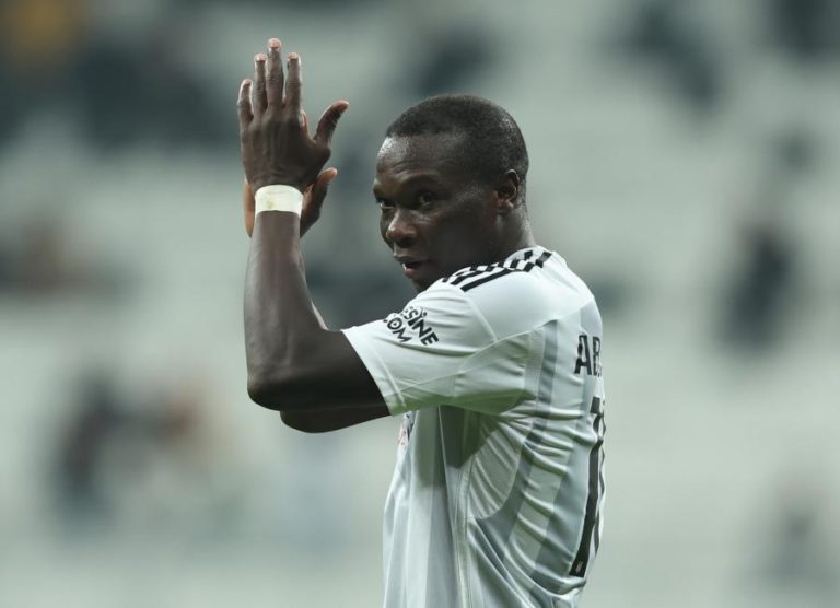 Aboubakar e Rosier na lista de cinco futebolistas dispensados pelo Besiktas