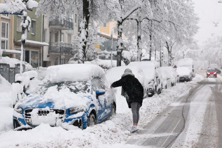 Tráfego aéreo suspenso no aeroporto de Munique devido a forte queda de neve