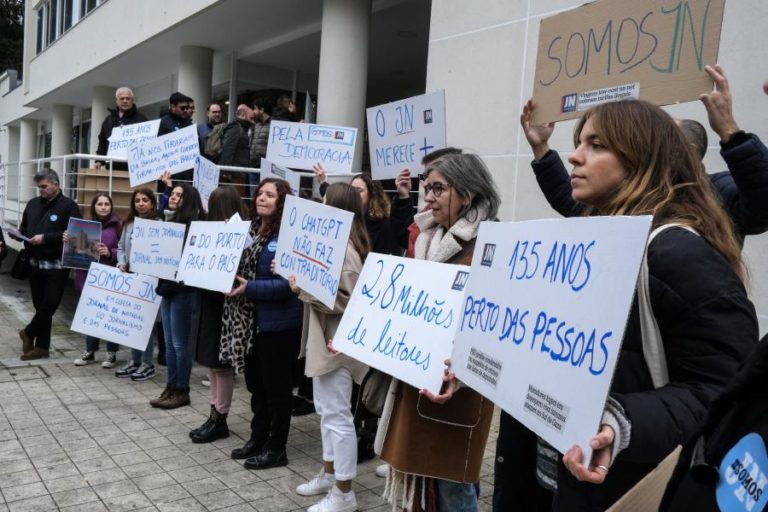 Meia centena de trabalhadores do JN contestam despedimento coletivo no GMG