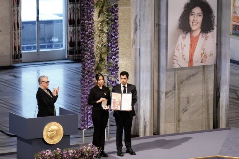 Nobel da Paz detida no Irão pede apoio internacional para acabar com regime