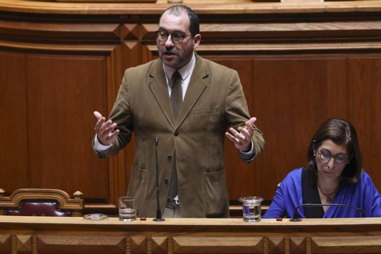Deputados criticam ministro por admitir ceder a professores quando está de saída