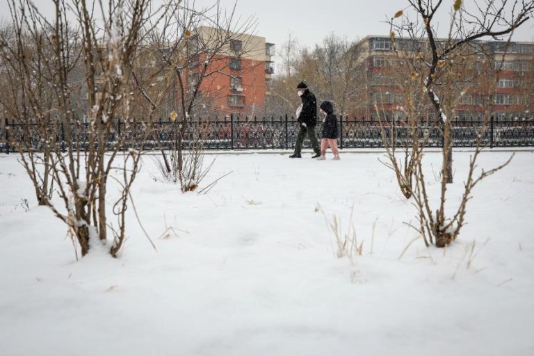 Neve encerra escolas e autoestradas no norte da China pela segunda vez esta semana