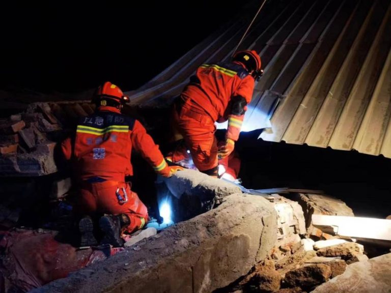 Sobe para 126 o número de mortos após sismo no noroeste da China