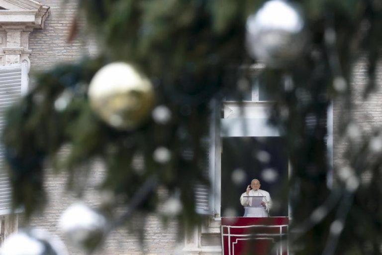 Papa pede para não se confundir festa de Natal com consumismo