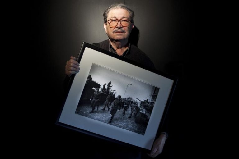 25 Abril/50 Anos: Eduardo Gageiro exibe fotografias icónicas da revolução na Cordoaria