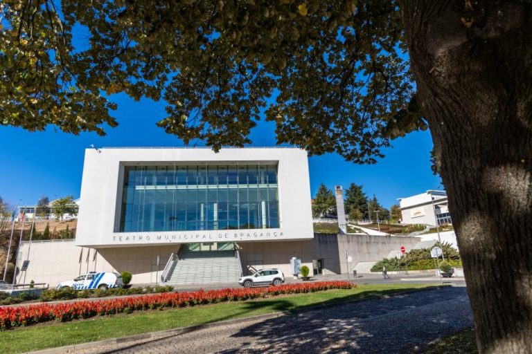 Teatro de Bragança marca 20 anos com “parede da fama”
