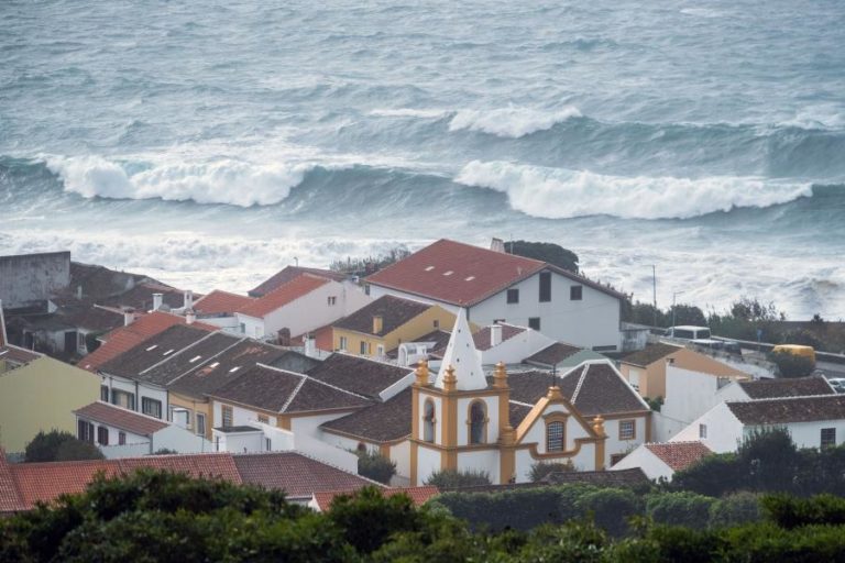 Ilhas das Flores e Corvo com aviso amarelo devido a agitação marítima