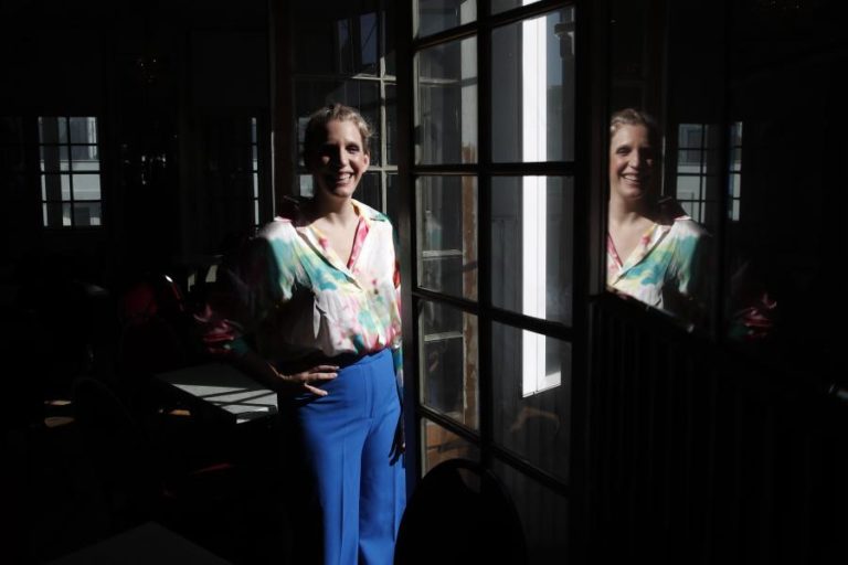 Estreia na composição de música para teatro foi “divertida e desafiante” – Luísa Sobral
