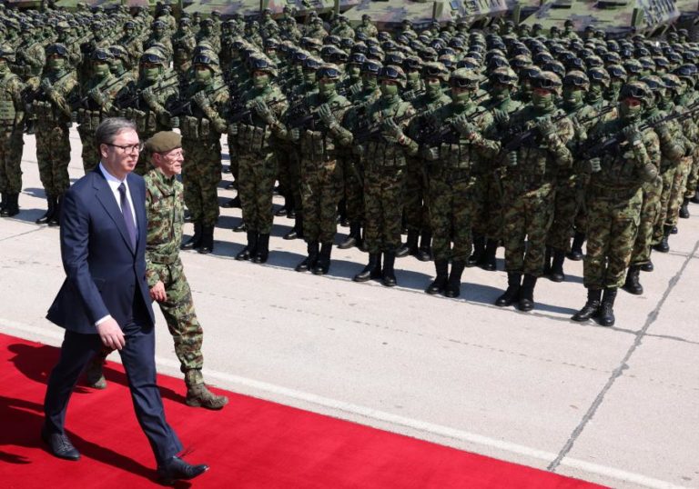 Sérvia admite reintroduzir serviço militar obrigatório face a tensões nos Balcãs