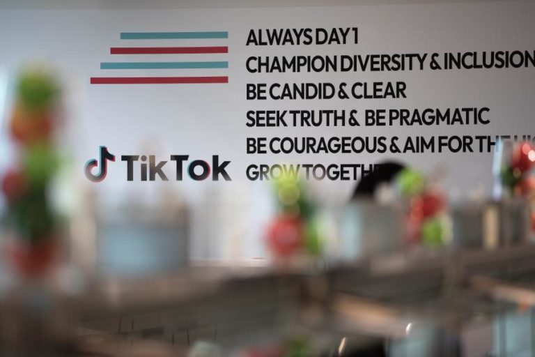 Universal Music retira canções de TikTok por desacordo com a plataforma
