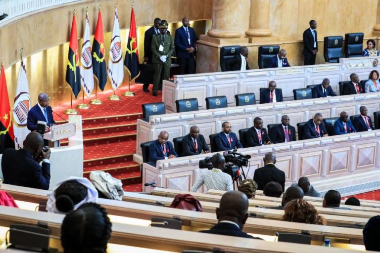 Governo angolano prevê captar 10 mil ME para financiar défice do Orçamento 2024