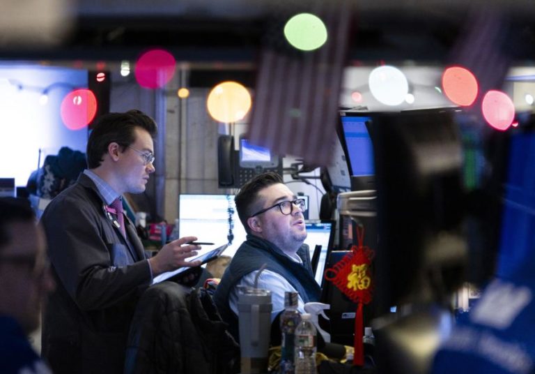 Wall Street fecha em baixa a reavaliar trajetória económica e financeira dos EUA