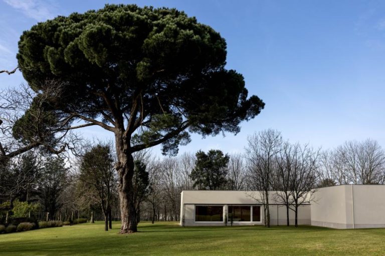 Fundação Gramaxo inaugura museu desenhado por Siza com “Cores vistas de dentro para fora”