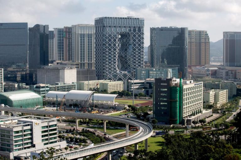 Operadora do jogo em Macau Melco reduz prejuízos em 70,2% em 2023