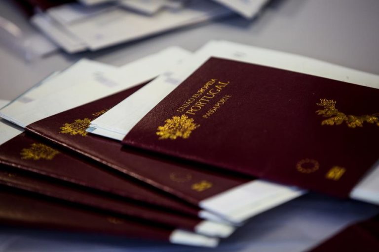 Atribuição de cidadania na UE aumentou 20% em 2022 para as 989.900 pessoas