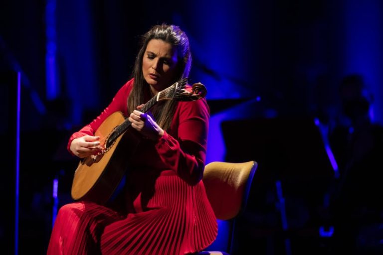 Guitarrista Marta Pereira da Costa antecipa novo álbum em digressão internacional em março