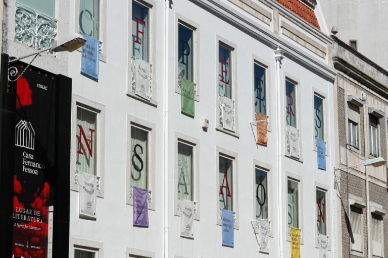 Exposição dá a conhecer relação entre Pessoa e Almada através dos seus livros