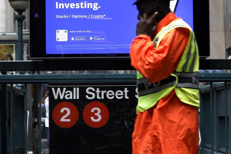 Wall Street fecha em ligeira baixa à espera de importante indicador sobre inflação