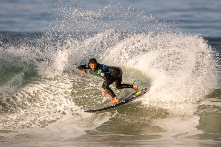 Filipe Toledo, bicampeão mundial de surf, para carreira para tratar da saúde mental
