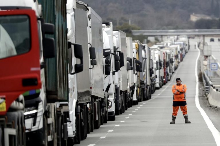 Sindicatos franceses apelam para suspensão dos bloqueios