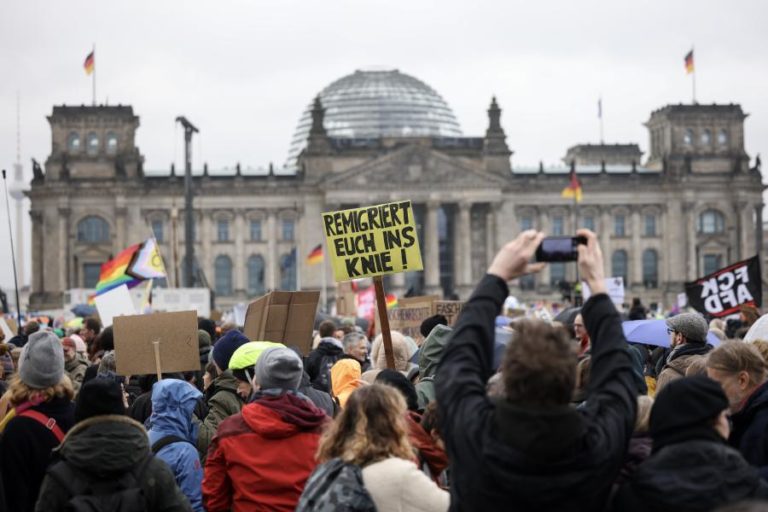 Milhares de pessoas manifestam-se em Berlim contra o racismo e a extrema-direita