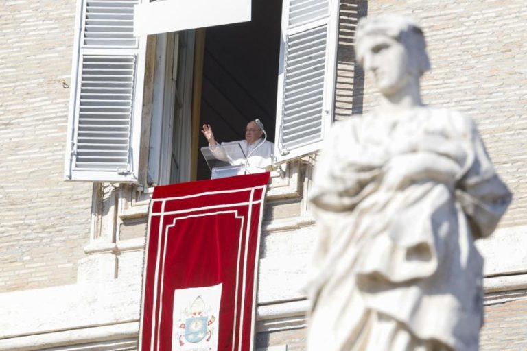 Papa alerta para “paz em risco em muitos lugares” e lembra vítimas dos fogos no Chile