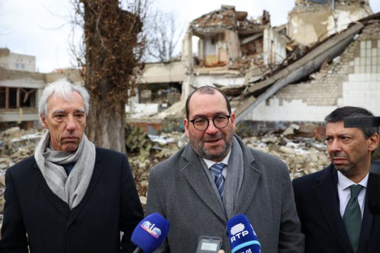 Portugal declara compromisso total com escola ucraniana destruída pelo “horror” russo