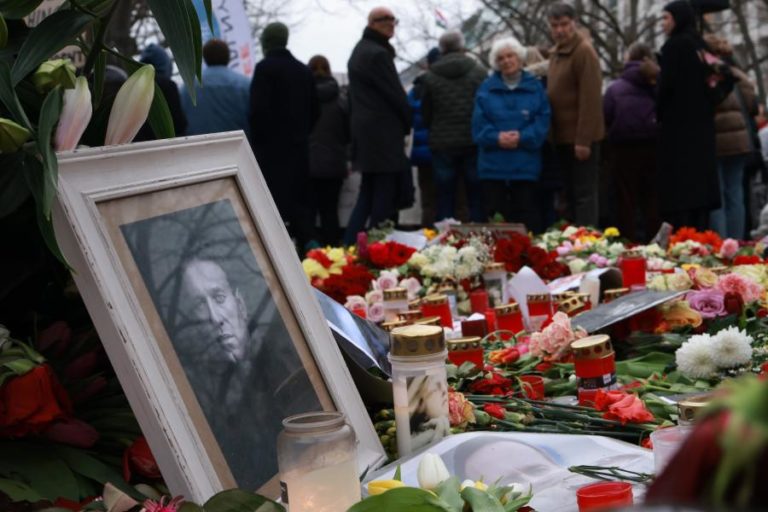 Centenas de pessoas homenageiam opositor russo Navalny em Berlim