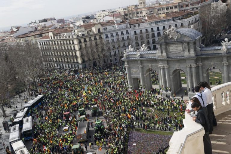 Milhares de agricultores manifestam-se em Espanha, 4.000 nas ruas de Madrid